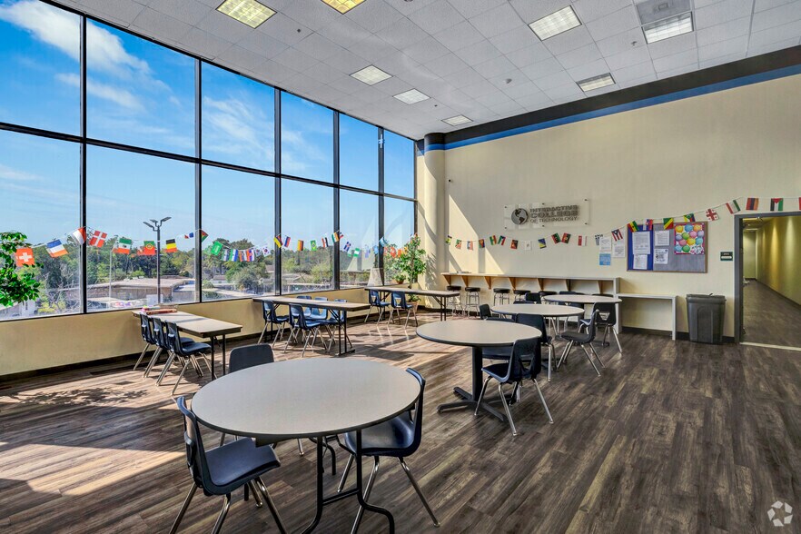 More Photos Of 213 W Southmore Ave, Pasadena Coworking Space