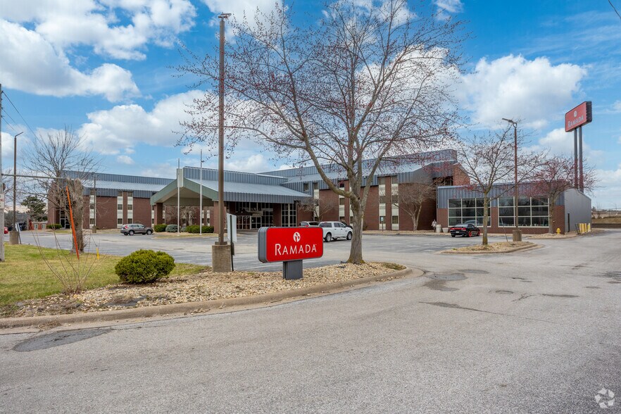 More Photos Of 3020 Utica Ridge Rd, Bettendorf Hospitality For Sale