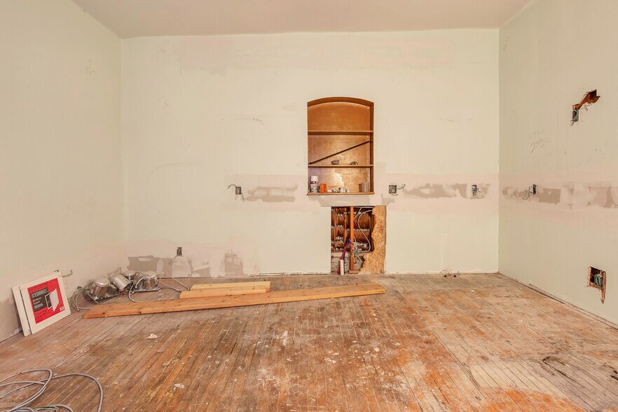 More Photos Of 6 N Saginaw St, Pontiac Storefront Retail Residential For Sale