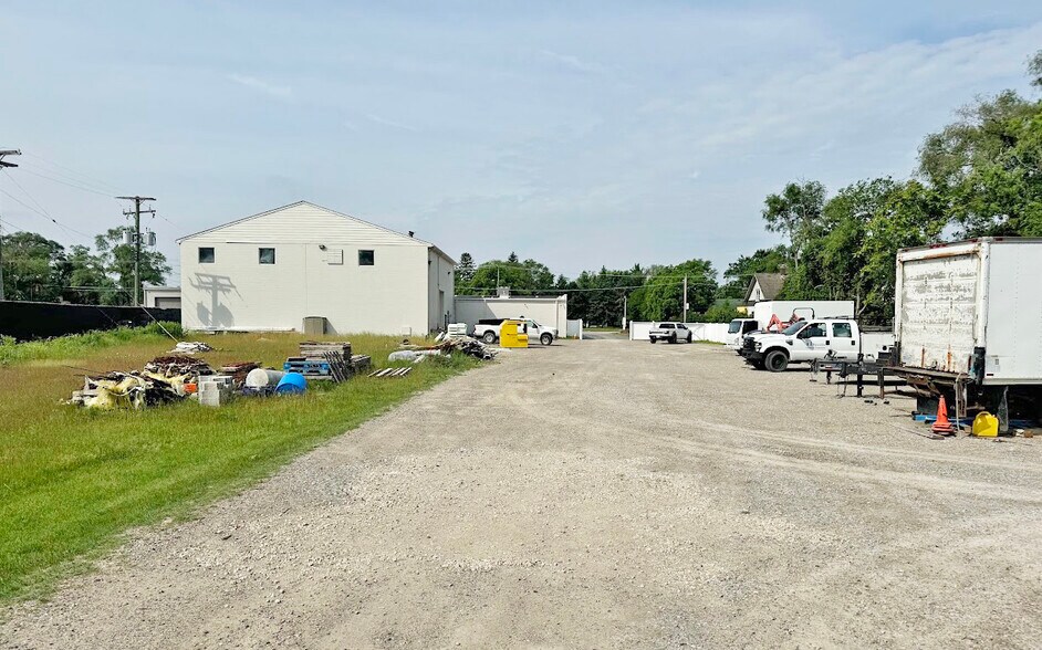 More Photos Of 5665 Auburn Rd, Shelby Township Freestanding For Lease