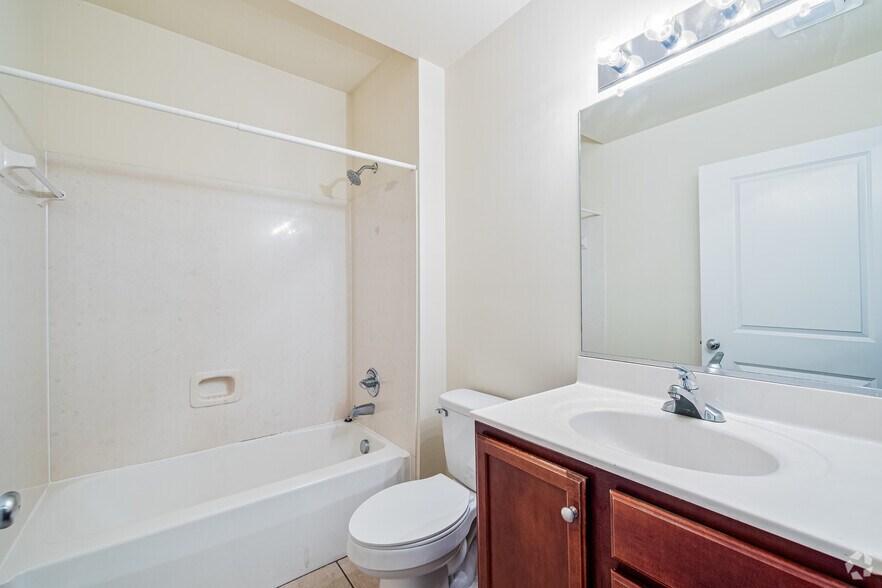 More Photos Of 2411 E Franklin St, Richmond Apartments For Lease