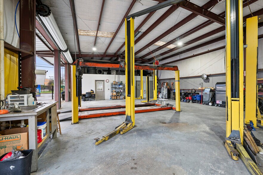 More Photos Of 7215 N Shepherd Dr, Houston Auto Repair For Sale