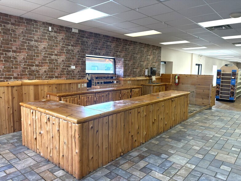 More Photos Of 601 Minnesota Ave, Walker General Retail For Lease