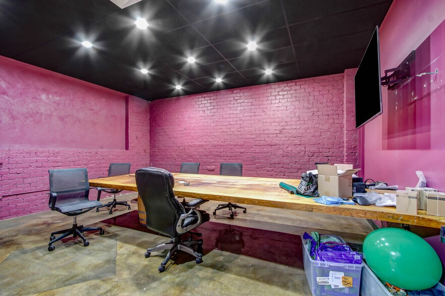 More Photos Of 14526 Erwin St, Van Nuys Warehouse For Sale