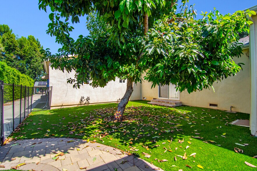 More Photos Of 22839 Dolorosa St, Woodland Hills Multifamily For Lease