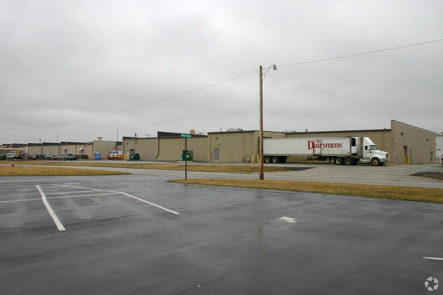 More Photos Of 1240-1270 Bellefontaine St, Wapakoneta Storefront For Lease