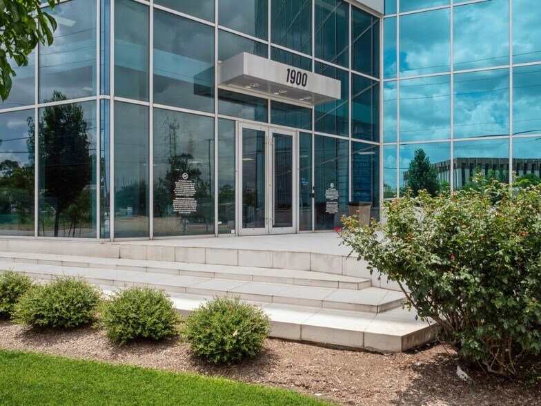 More Photos Of 1900 North Loop W, Houston Medical For Lease