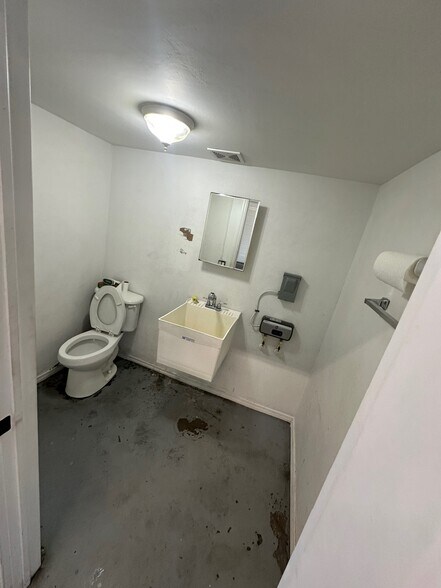 More Photos Of 1002 SE 9th St, Cape Coral Service For Lease