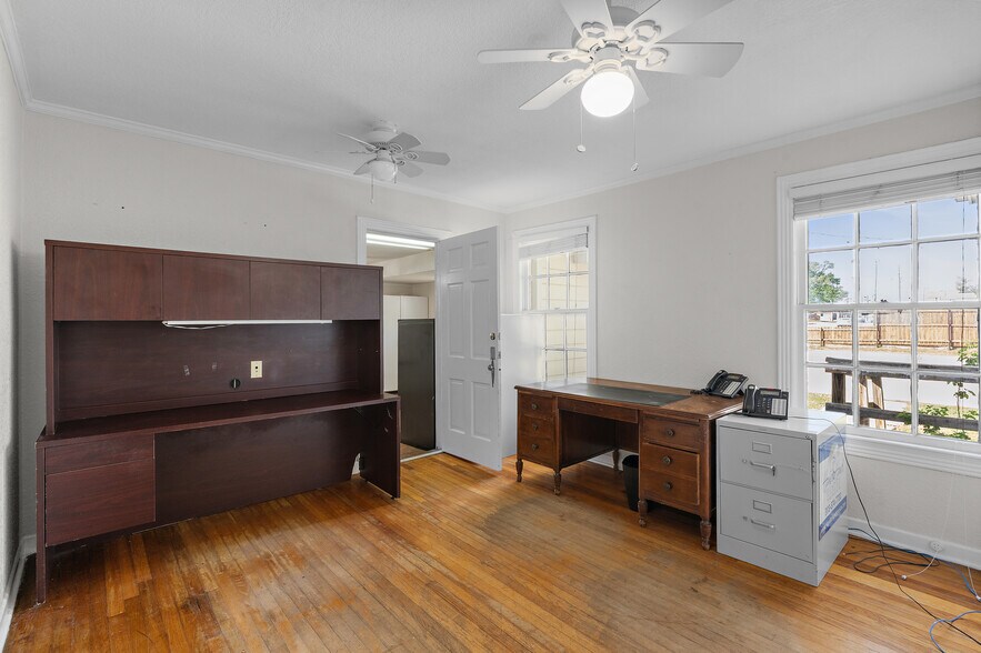 More Photos Of 208 S 31st St, Corsicana Flex For Sale