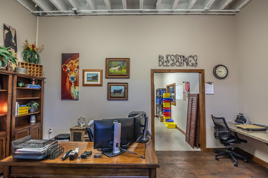 More Photos Of 1520 E Eagle Rd, Weatherford Light Manufacturing For Sale