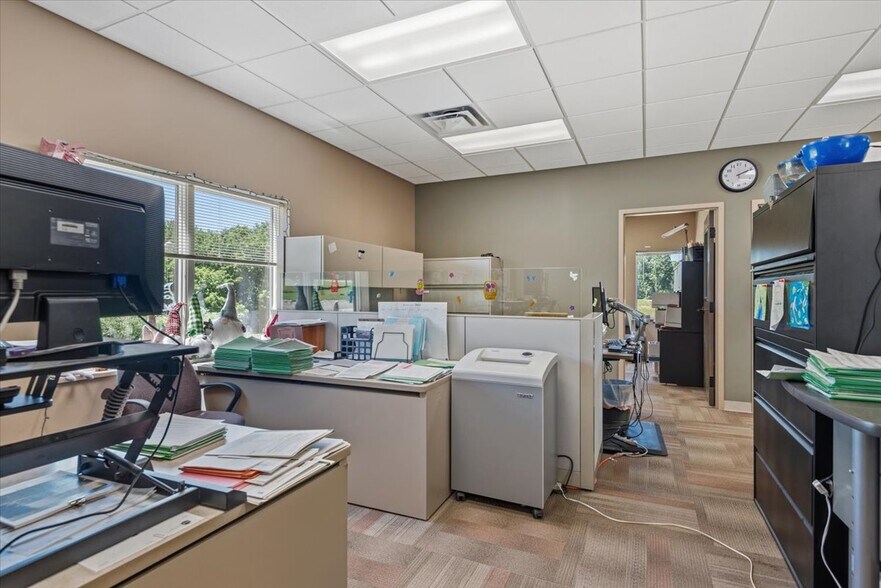 More Photos Of 103 Centre Dr, Petersburg Office For Sale