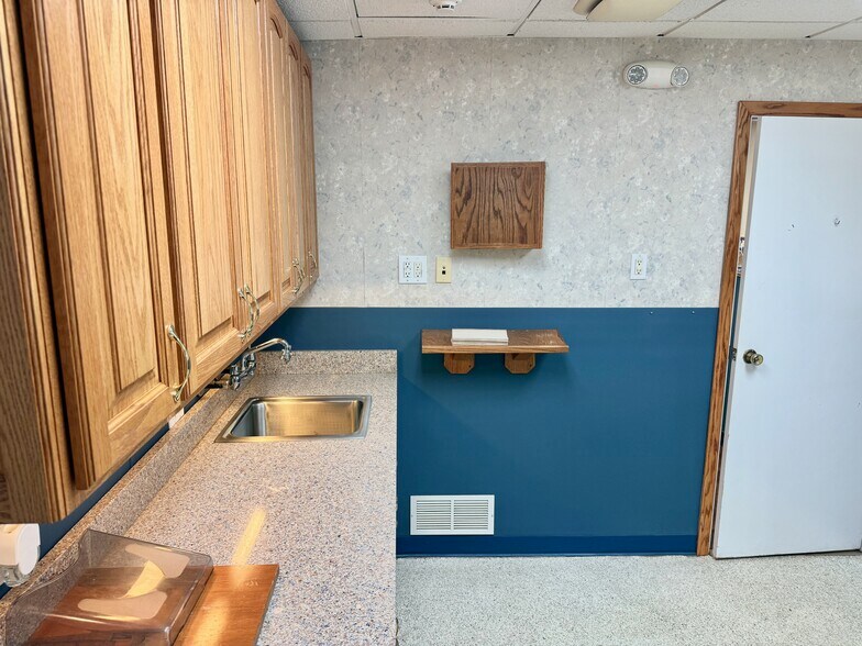 More Photos Of 1107 Lincoln Way E, Massillon Veterinarian Kennel For Sale