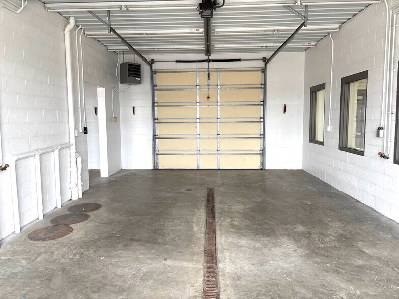 More Photos Of 11 Cottonwood Dr, Chatham Specialty For Sale