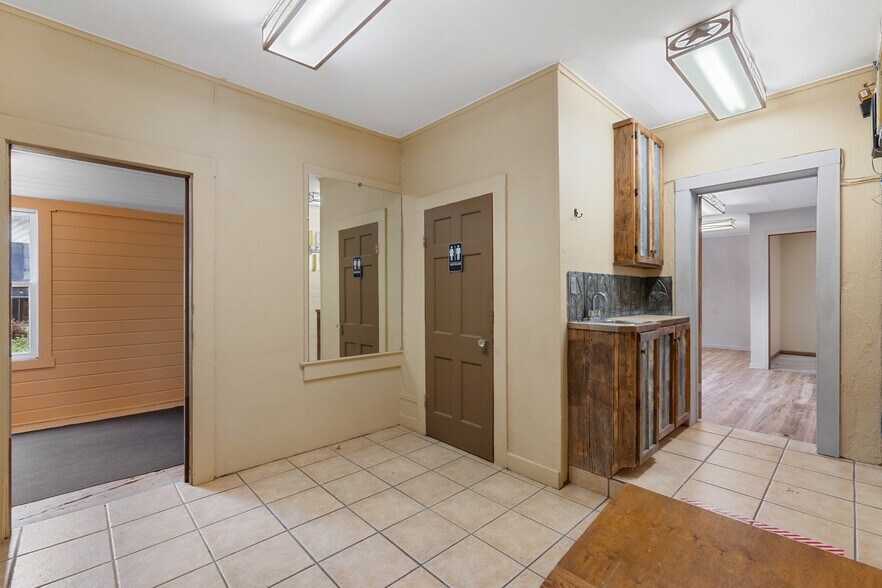 More Photos Of 807 Main St, Blanco Office For Sale