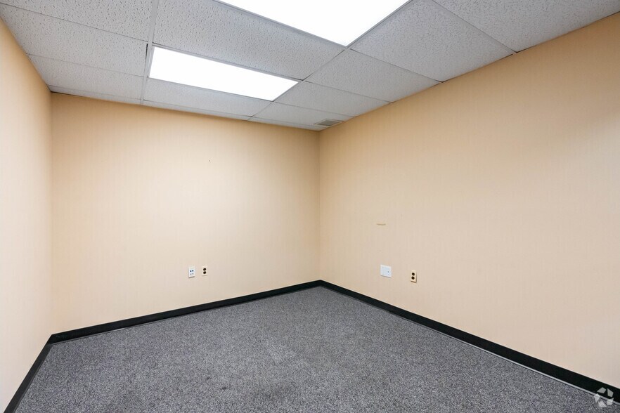 More Photos Of 9412 Livingston Rd, Fort Washington Bank For Lease