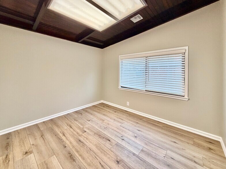 More Photos Of 1030 W Main St, Jenks Office For Sale