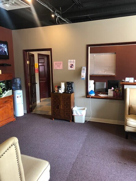 More Photos Of 441 University Ave W, Saint Paul Storefront Retail Office For Lease