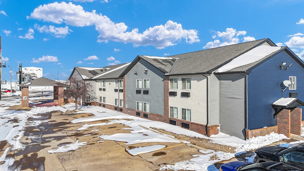 More Photos Of 630 W Main St, El Paso Hotel For Sale