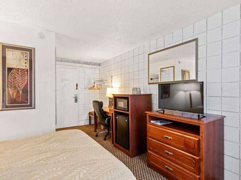 More Photos Of 100 W F St, Casper Hotel For Sale