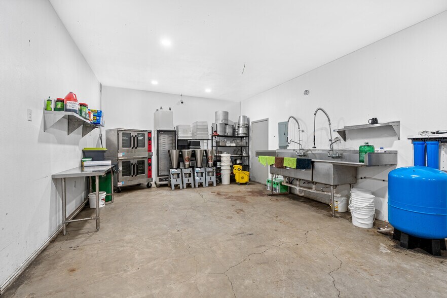 More Photos Of 414 Culebra Rd, San Antonio Light Manufacturing For Lease