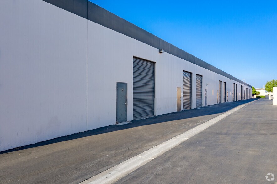 More Photos Of 9400 Lurline Ave, Chatsworth Warehouse For Lease