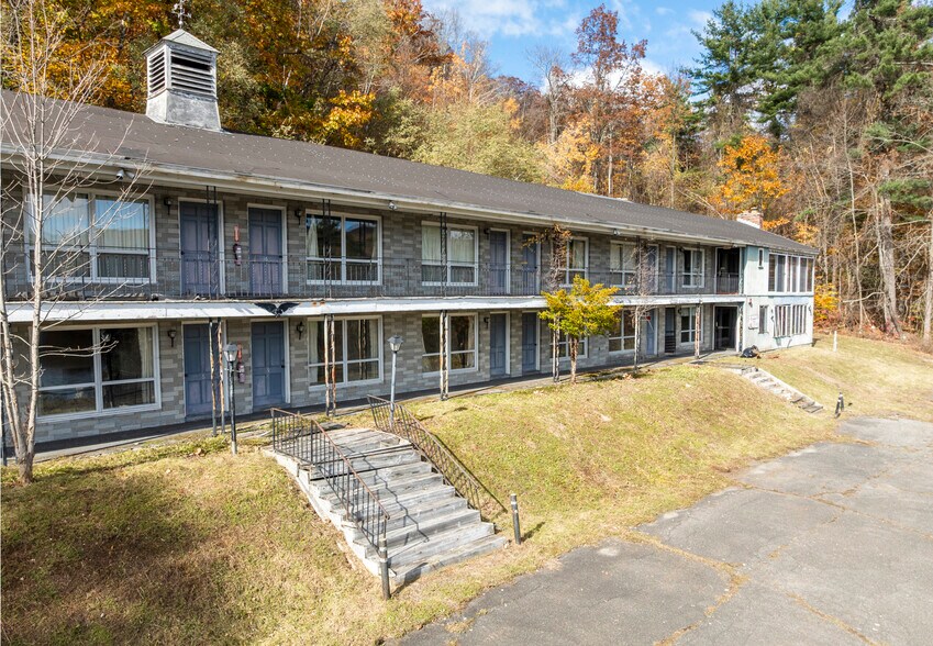 More Photos Of 165 Queechy Lake Dr, Canaan Hotel For Sale