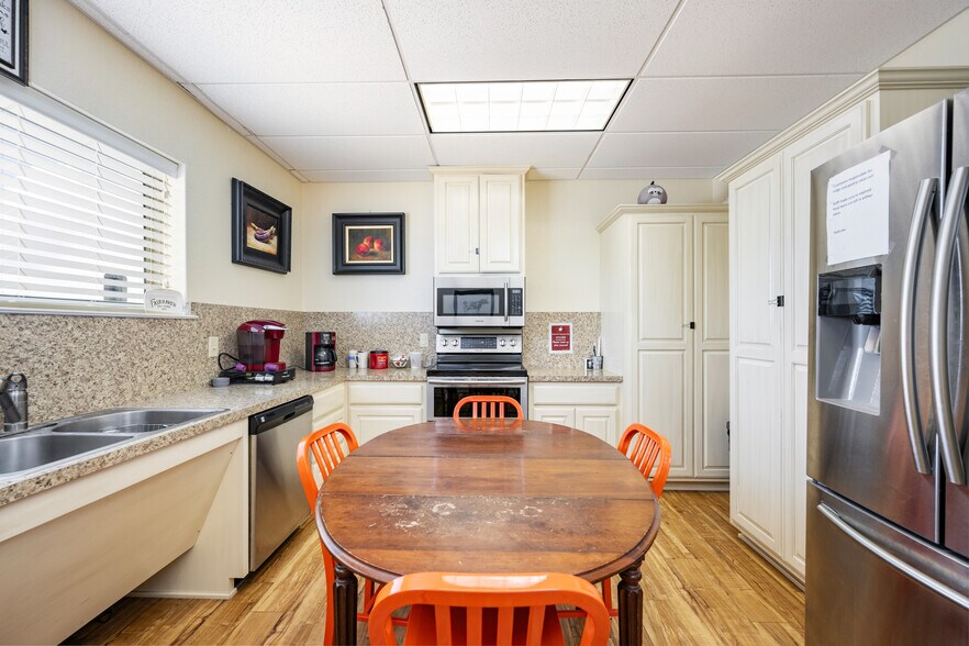 More Photos Of 140 Paloma Dr, Floresville Office For Sale