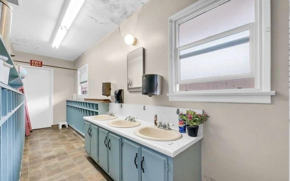 Primary Photo Of 412 N San Gabriel Ave, Azusa Daycare Center For Lease