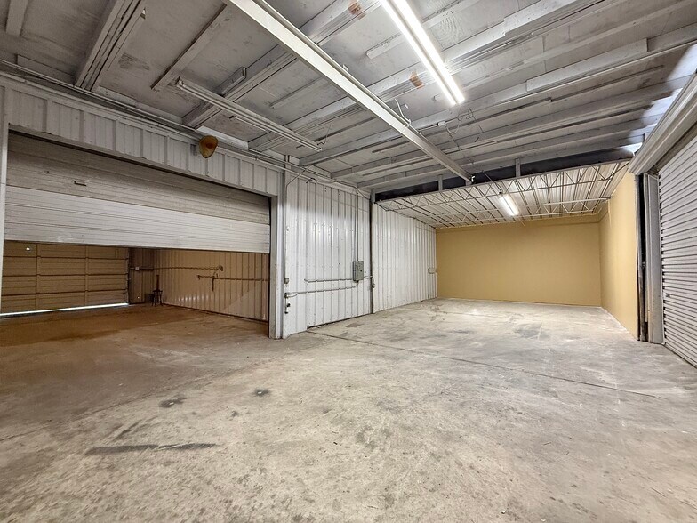More Photos Of 2013 Blalock Rd, Houston Warehouse For Lease