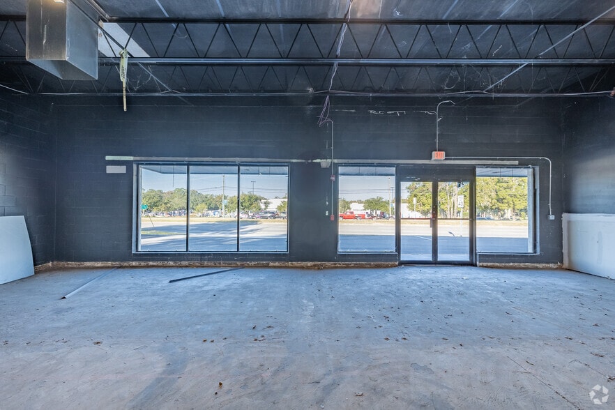 More Photos Of 7326 Broad St, Brooksville Freestanding For Lease