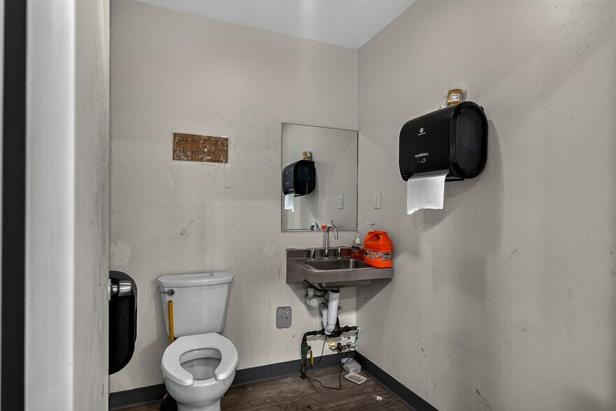 More Photos Of 34 Patria Rd, South Windsor Flex For Lease