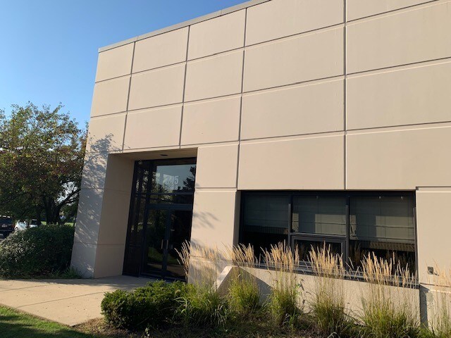 More Photos Of 345 Memorial Dr, Crystal Lake Showroom For Sale