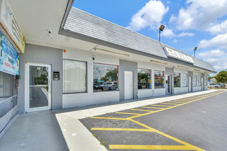 More Photos Of 265 S Federal Hwy, Dania Beach Storefront For Lease