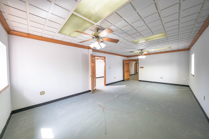 More Photos Of 8023 Malcolm Rd, Clinton Medical For Lease