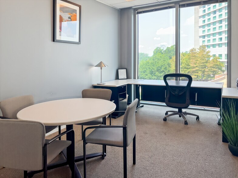 More Photos Of 21 Waterway Ave, The Woodlands Coworking Space