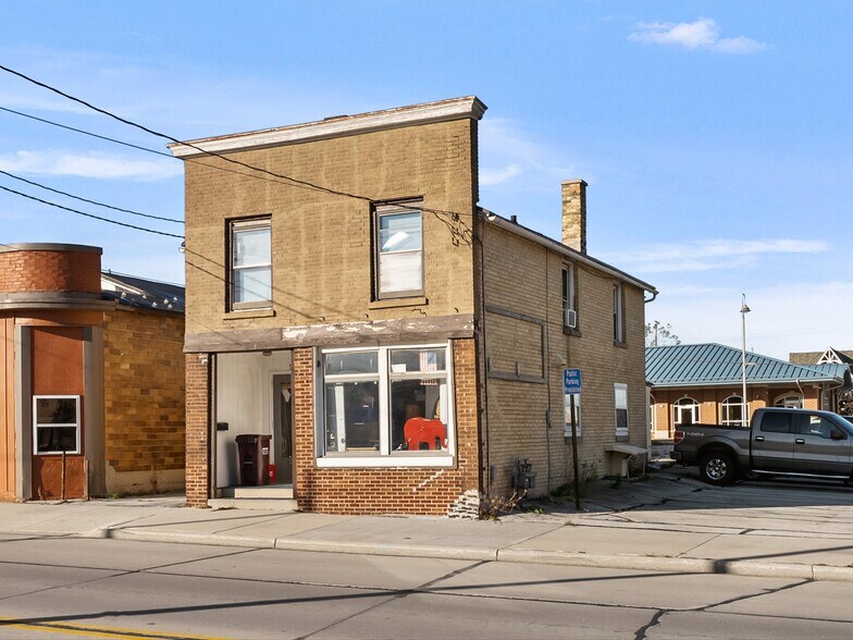 More Photos Of 914 S 10th St, Manitowoc Storefront Retail Residential For Sale