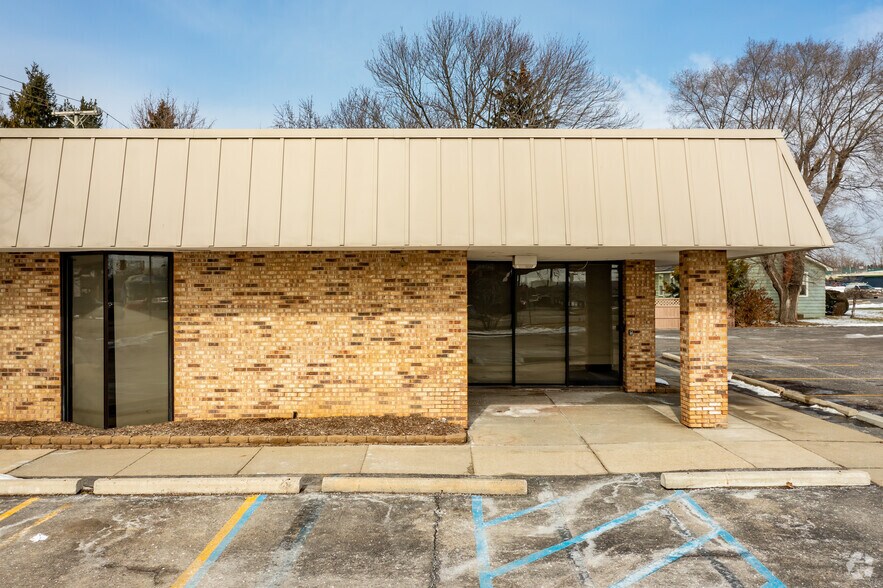 More Photos Of 990 S Lapeer Rd, Oxford Bank For Lease