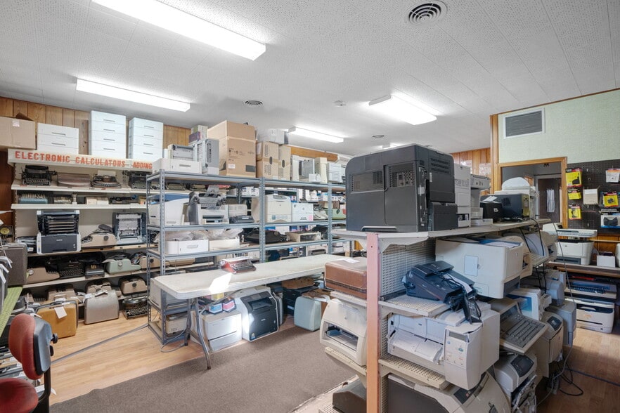 More Photos Of 3160 Southgate Cir, Sarasota Freestanding For Sale