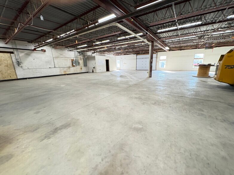 More Photos Of 115 Centennial Rd, Shelburne Warehouse For Lease