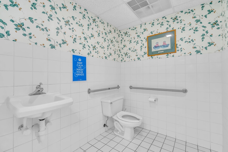 More Photos Of 613 Warren Ave, Spring Lake Office For Sale