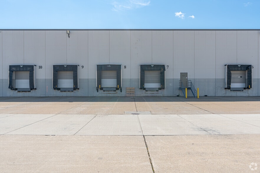 More Photos Of 3540-3630 Amhurst Pky, Waukegan Unknown For Lease