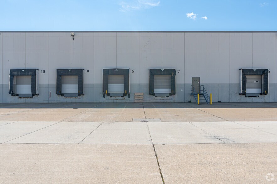 More Photos Of 3540-3630 Amhurst Pky, Waukegan Manufacturing For Lease