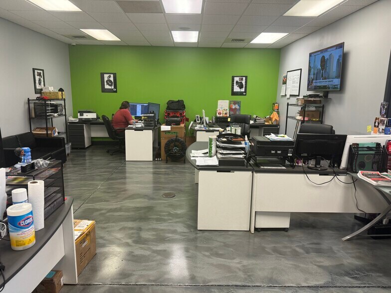 More Photos Of 81 Triad South Dr, Saint Peters Warehouse For Lease