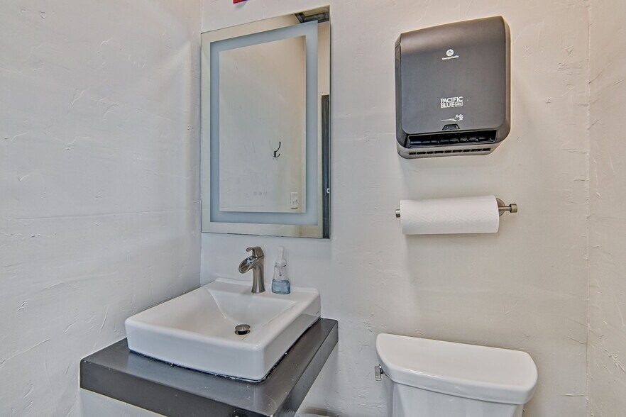 More Photos Of 1724 NE 2nd St, Gainesville Light Manufacturing For Sale