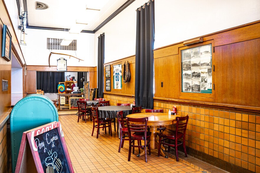 More Photos Of 302 S Magnolia St, Hearne Restaurant For Sale