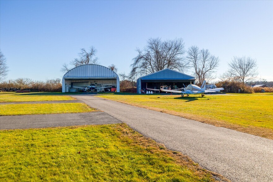 More Photos Of 89 Route 169, Woodstock Airport For Sale