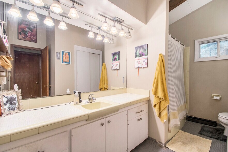 More Photos Of 121 N 35th Ave, Omaha Multifamily For Sale