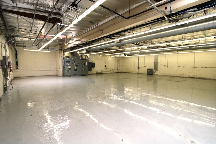 More Photos Of 133 - 135 E Maple Ave, Monrovia Warehouse For Lease