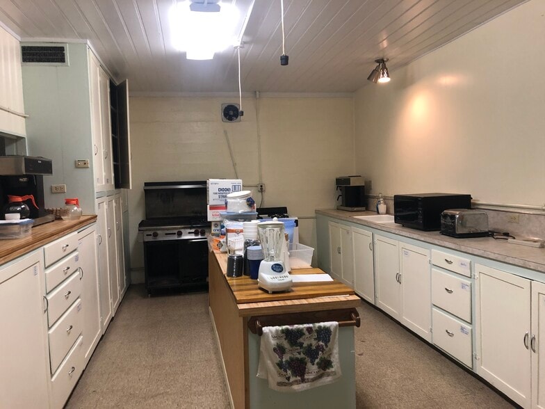 More Photos Of 23597 Manzanita, Crestline Specialty For Lease