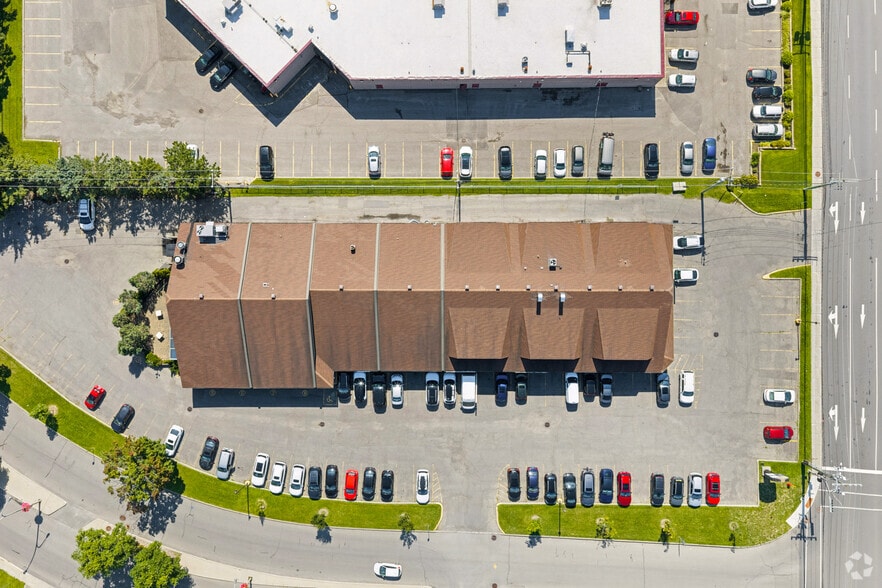 More Photos Of 100-120 Rue du Barry, Kirkland Storefront For Lease